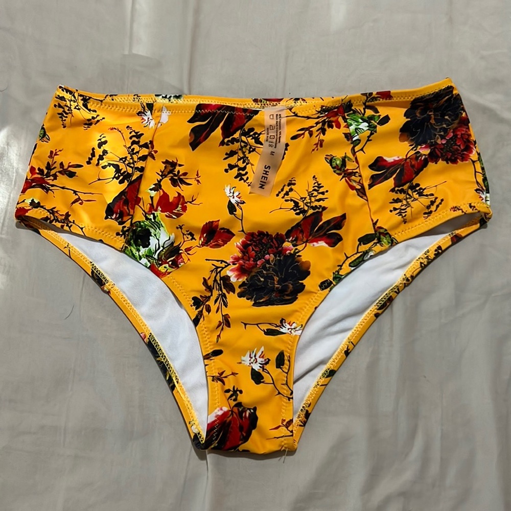 Woman’s medium swim bottoms >>NEVER WORN<<